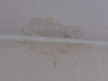 Wykwit/przeciek z tarasu na sufitowej powierzchni tynku