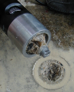 Pomiar metodą pull-out zakończony wyrwaniem osadzonej w betonie kotwy