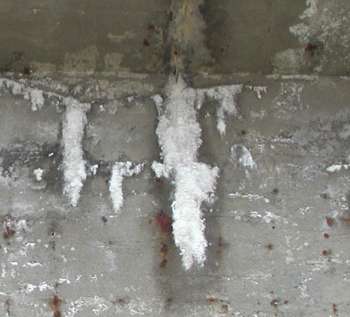 Korozja ługująca betonu - zawilgocenia z wykwitam i zaciekami wapiennymi