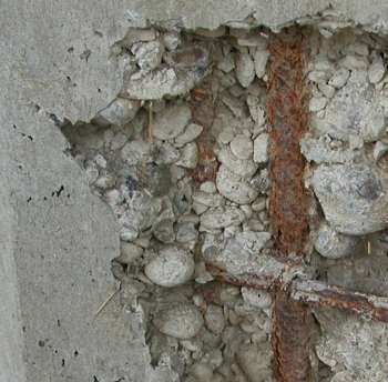 Rozsegregowanie betonu, zaawansowana korozja zbrojenia