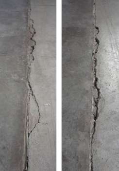 Spękania i wykruszenia betonu posadzki wzdłuż szczeliny dylatacyjnej